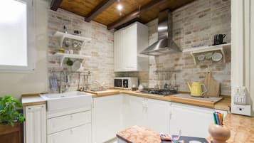 Appartement, 1 slaapkamer | Privékitchenette | Een koelkast, een magnetron, een kookplaat, een waterkoker