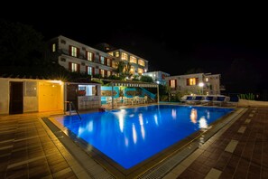 Outdoor pool, pool umbrellas, sun loungers - Hotel Bagnitiello (Casamicciola Terme)