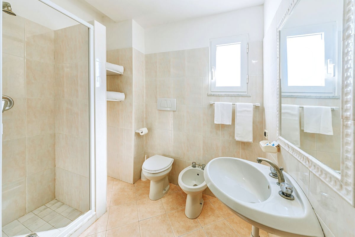 triple room, sea view | bathroom | shower, rainfall showerhead, free toiletries, bidet