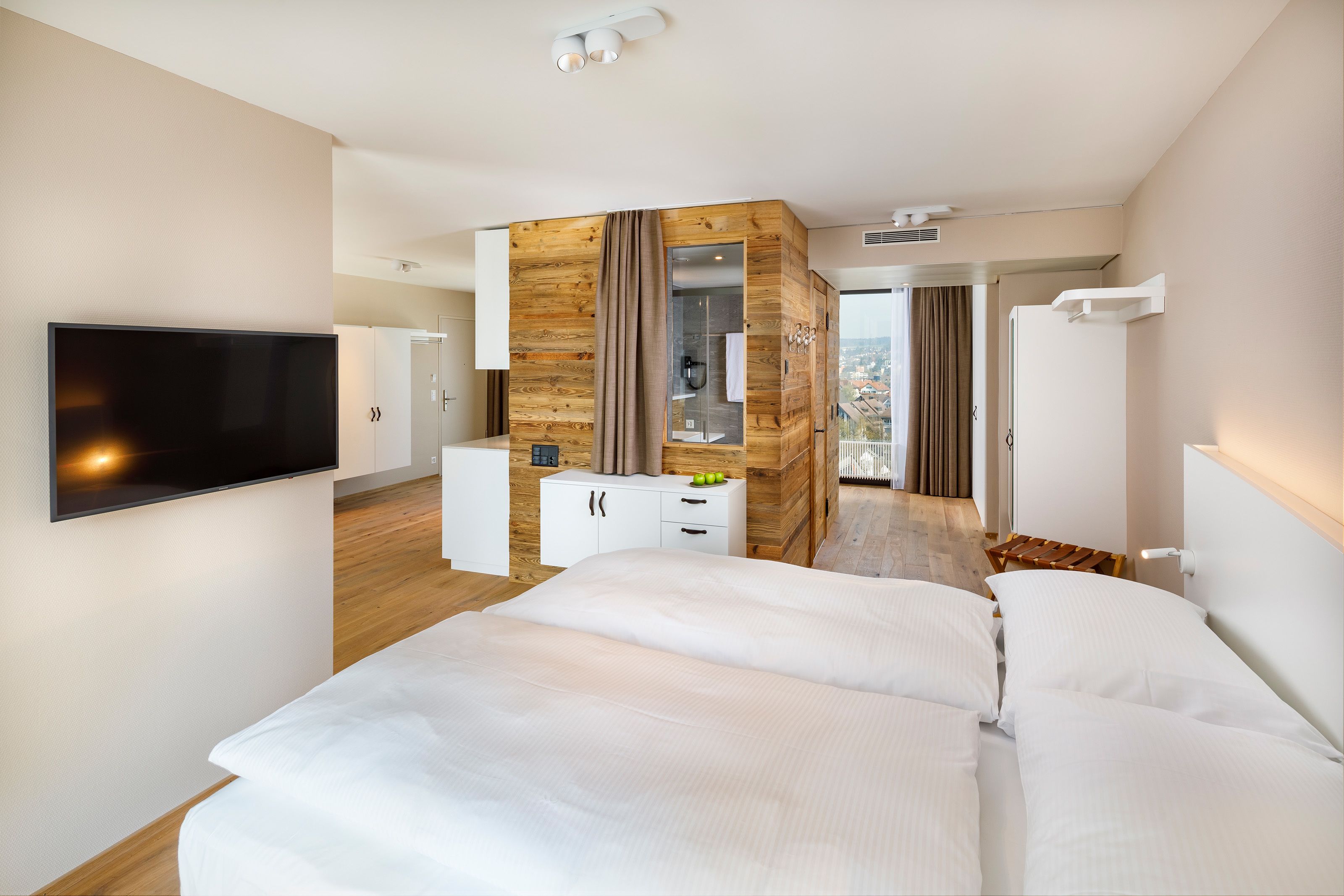 Zimmersafe, Schreibtisch, laptopgeeigneter Arbeitsplatz