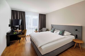 Een kluis op de kamer, een bureau, een laptopwerkplek