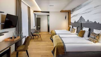 1 habitación, caja de seguridad en la habitación y escritorio