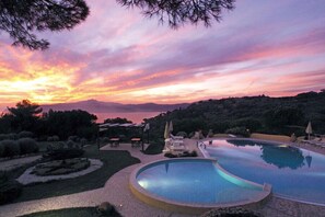 Seasonal outdoor pool, pool umbrellas, pool loungers - Residence Le Grazie Est (Capoliveri)