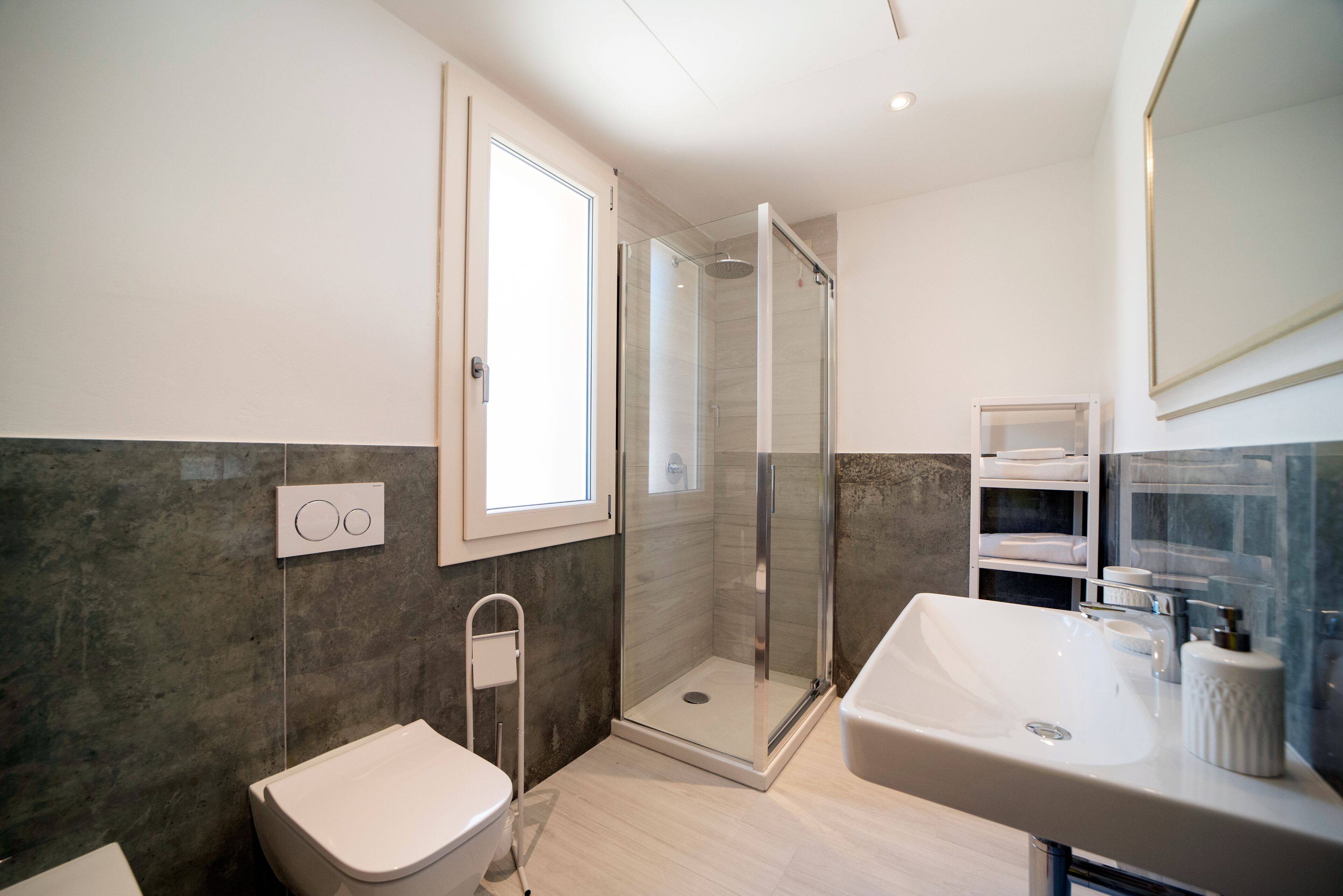 Doccia, soffione a pioggia, bidet, asciugamani