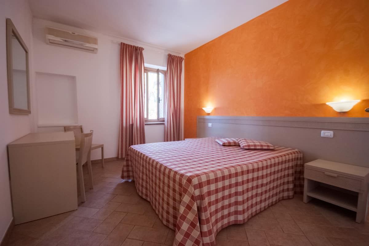Apartment, 2 Bedrooms | Individually decorated, bed sheets
