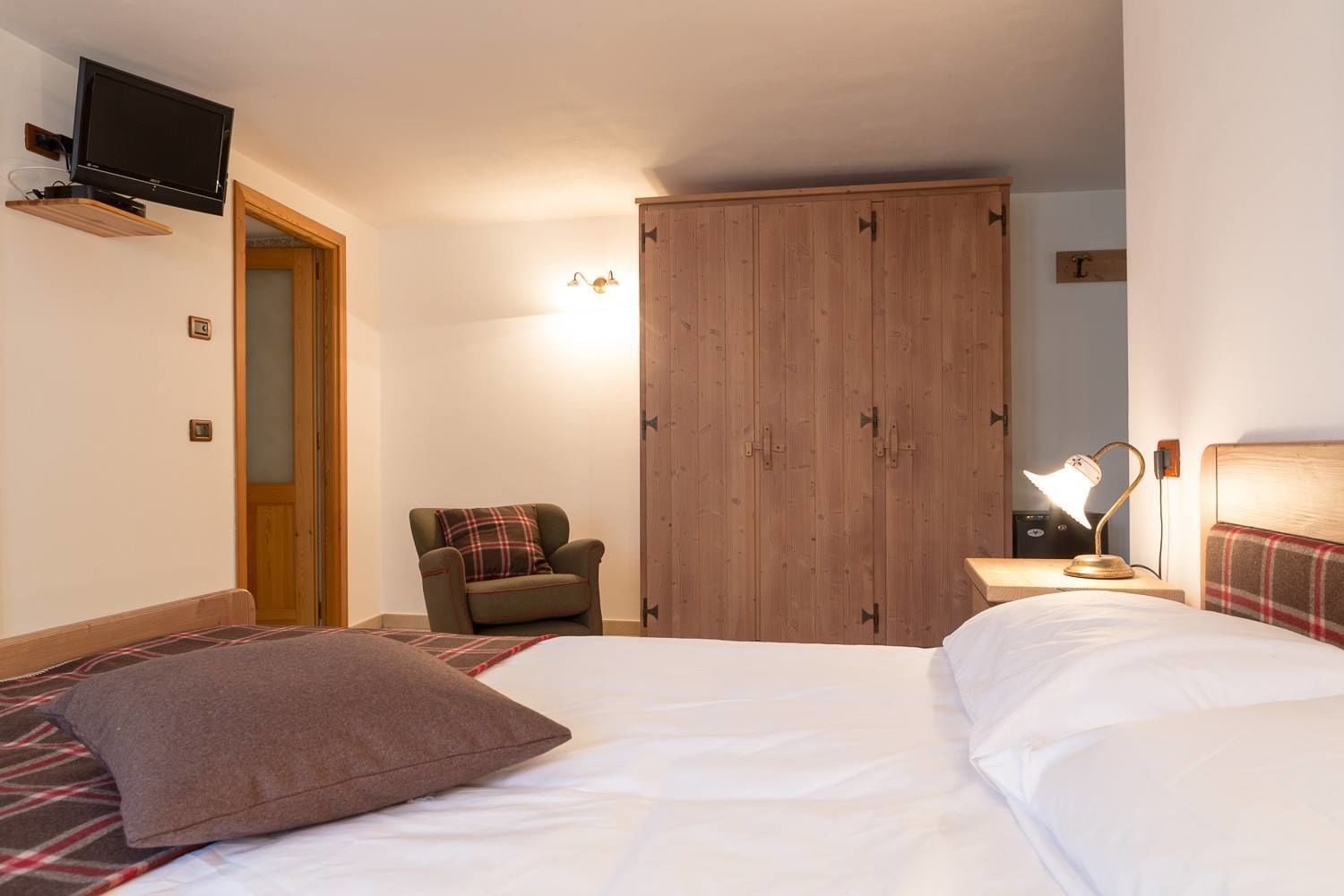 Værelse til 3 personer | Minibar, pengeskab på værelset, gratis Wi-Fi, sengetøj