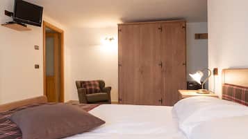 Værelse til 3 personer | Minibar, pengeskab på værelset, gratis Wi-Fi, sengetøj