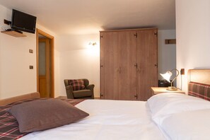 Habitación triple | Minibar, caja de seguridad en la habitación, wifi gratis y ropa de cama