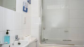 Apartemen, 1 Tempat Tidur Double dengan tempat tidur Sofa, Bebas Asap Rokok | Kamar mandi | Kombinasi shower/bathtub, pengering rambut, dan handuk