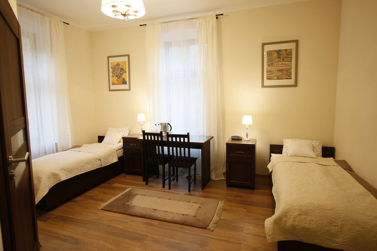 1 bedroom, premium bedding, desk, soundproofing