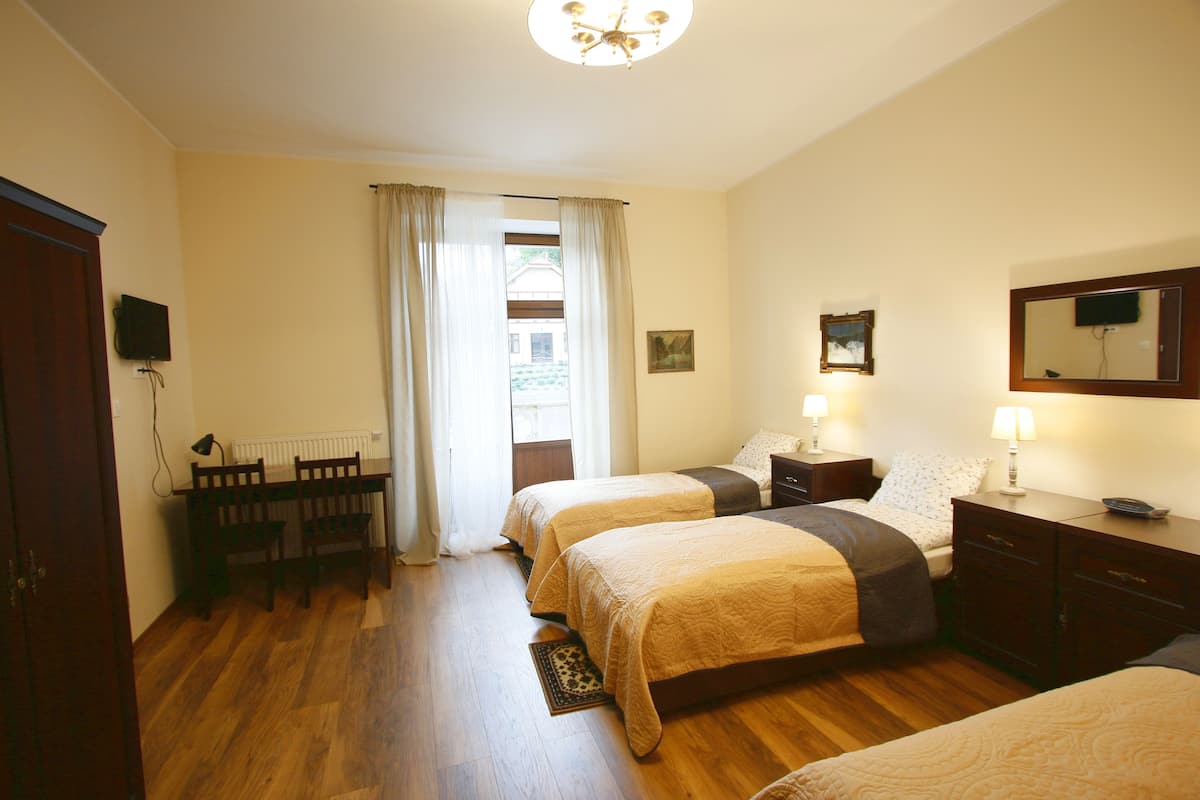 Habitación triple estándar, no fumadores, vistas al jardín | 1 dormitorio, ropa de cama de alta calidad, decoración individual