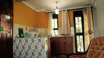 Standard Apartment, 1 Bedroom | Dapur peribadi | Peti sejuk, ketuhar gelombang mikro, ketuhar