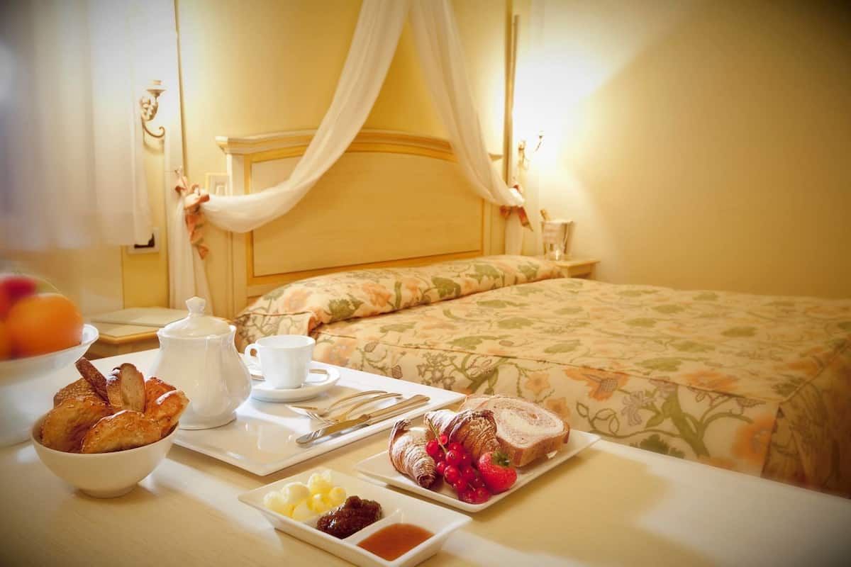 Habitación doble romántica | Minibar, escritorio, cunas gratuitas y camas extra