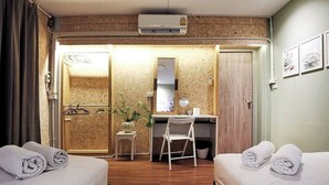 ファミリー ルーム クイーンベッド 2 台 | 遮光カーテン、アイロン / アイロン台、WiFi (無料)、ベッドシーツ