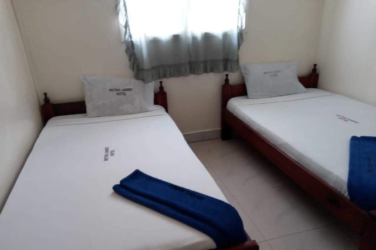 Standard Triple Room, 3 Twin Beds, Non Smoking, City View | Desk, WiFi (free), bed sheets