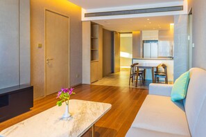 Flat-screen TV, fireplace - Ethiopian Skylight Hotel (Addis Ababa)