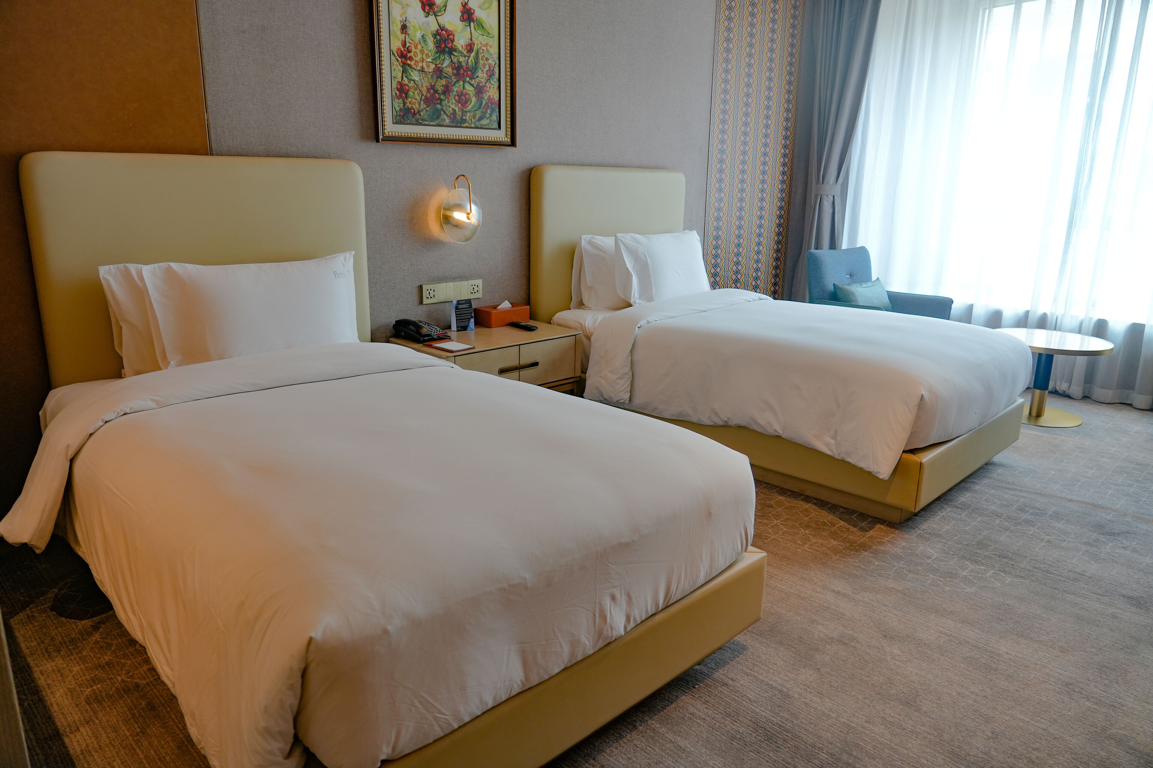 Minibar, Zimmersafe, Schreibtisch, laptopgeeigneter Arbeitsplatz