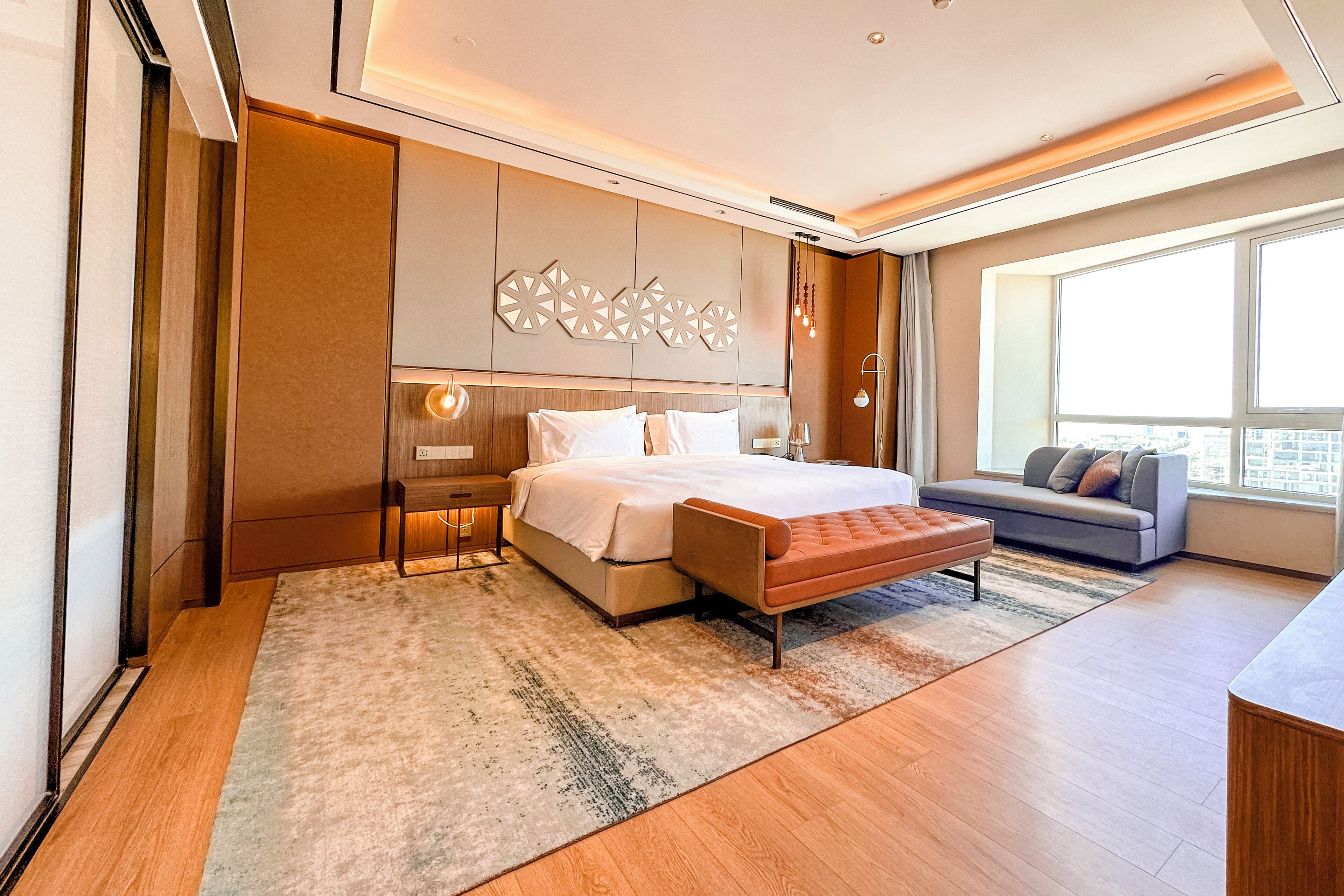 Suite presidencial | Minibar, caja de seguridad en la habitación y escritorio 