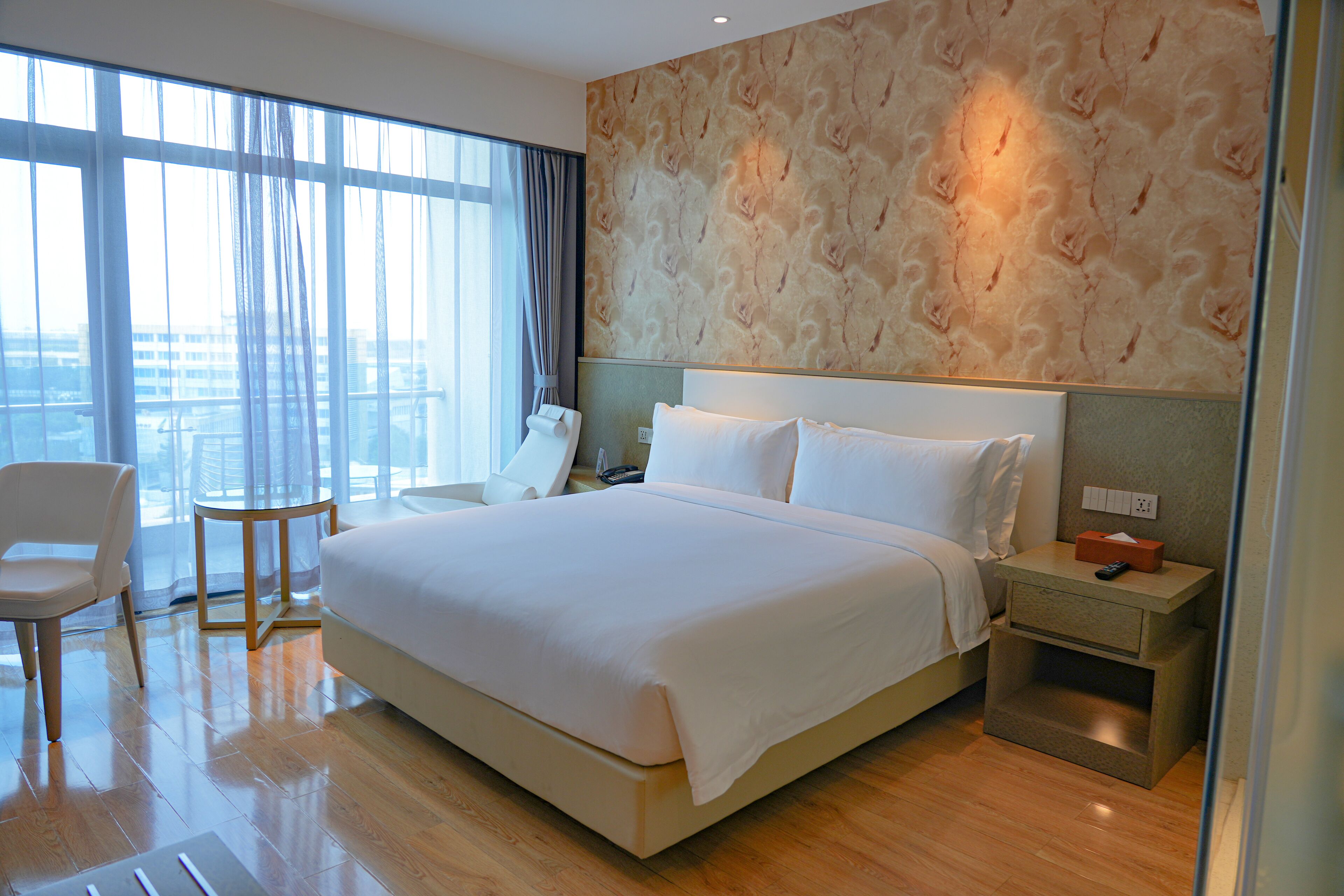 Minibar, caja de seguridad en la habitaci ón y escritorio 