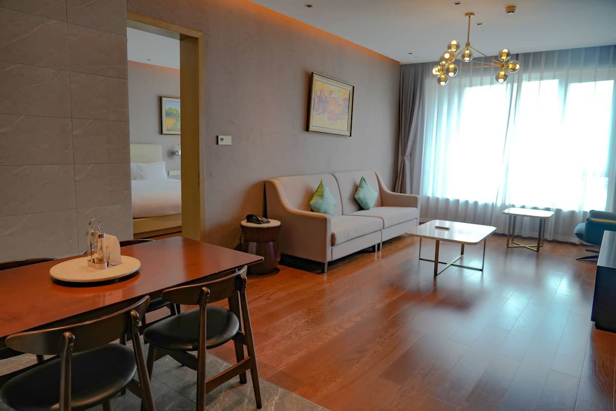 Departamento, 3 habitaciones | Minibar, caja de seguridad en la habitación y escritorio