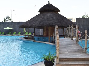 6 bars/lounges, poolside bar - Ethiopian Skylight Hotel (Addis Ababa)