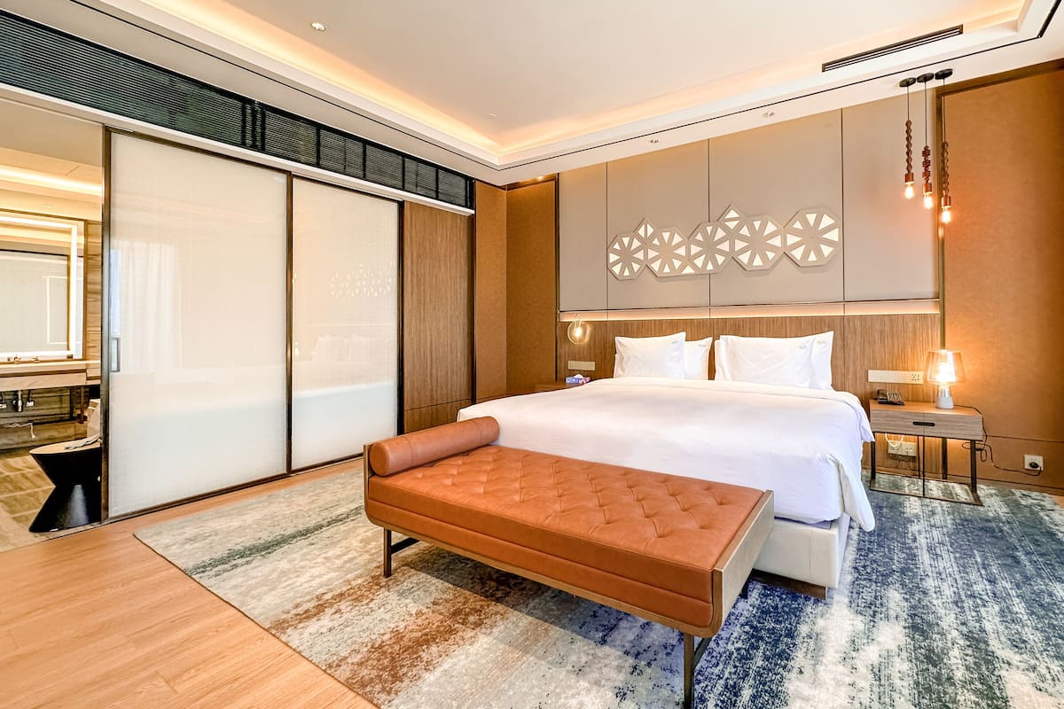 Suite presidencial | Minibar, caja de seguridad en la habitación y escritorio