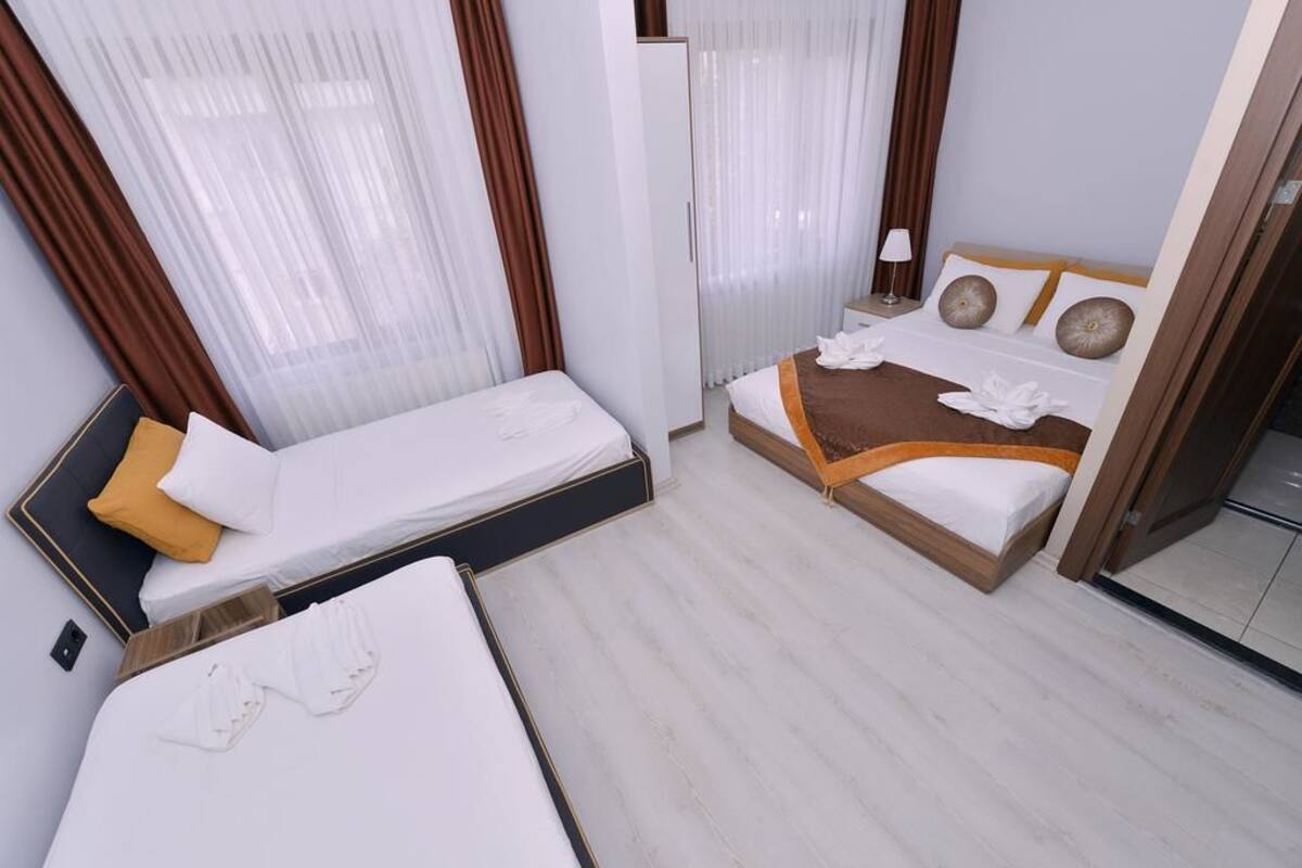 Une chambre d’hôtel avec un lit, une petite table et une armoire.
