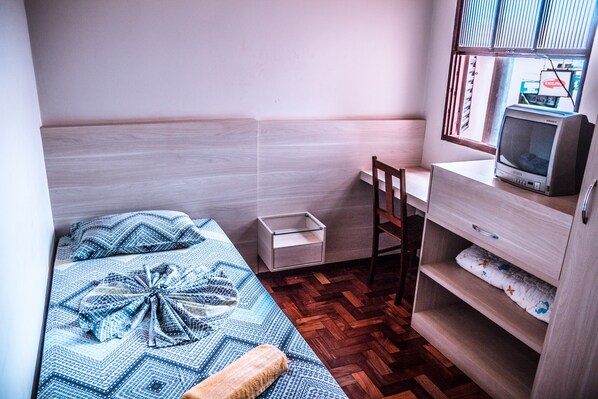 14 chambres, ameublement personnalisé, bureau, fer et planche à repasser