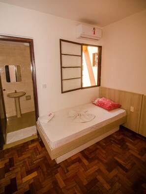 14 chambres, ameublement personnalisé, bureau, fer et planche à repasser