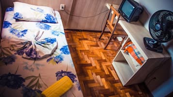 14 quartos, individualmente mobiliados, escrivaninha