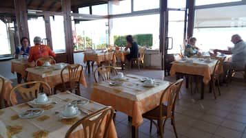 Daily continental breakfast (EUR 8.00 per person)