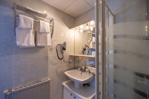 Shower, free toiletries, hair dryer, towels - Hôtel du Lac (Léon)