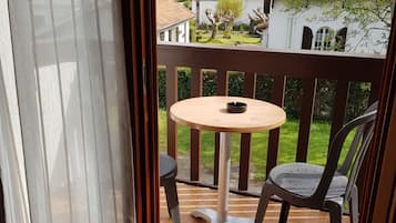 Standard Twin Room, 2 Twin Beds, Non Smoking | Balcony