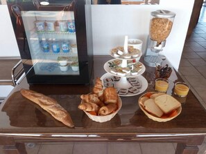 Petit déjeuner continental (8.00 EUR par personne)