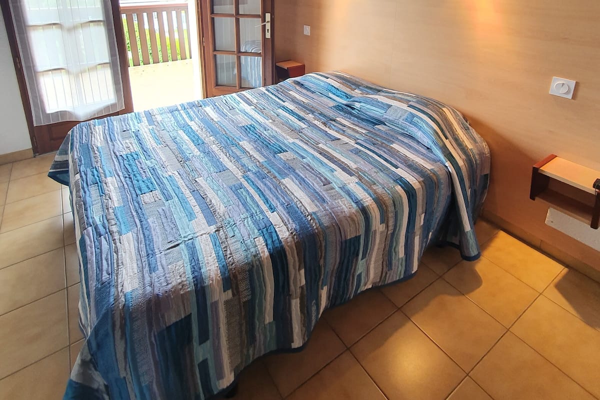 premium room, 1 king bed, non smoking | blackout curtains, soundproofing, free wifi, bed sheets