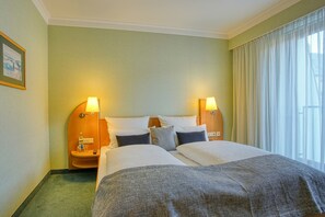 Individually decorated, individually furnished, desk, blackout curtains - Hotel Kischers Landhaus (Hannover)