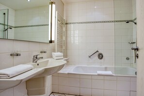 Deep-soaking bathtub - Hotel Kischers Landhaus (Hannover)