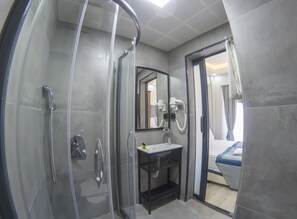 Buồng tắm vòi sen, đồ dùng nhà tắm miễn phí, máy sấy tóc
