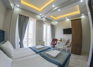 Phòng đôi hoặc 2 giường đơn Tiêu chuẩn, không hút thuốc | Minibar với thức ăn, đồ uống miễn phí, két bảo mật tại phòng, bàn