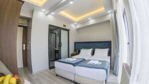 مأكولات ومشروبات مجانية في الميني بار وخزنة داخل الغرفة ومكتب