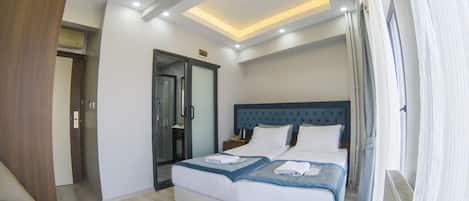 Chambre Standard Double ou avec lits jumeaux, non-fumeurs | Mini-bar avec articles gratuits, coffres-forts dans les chambres, bureau