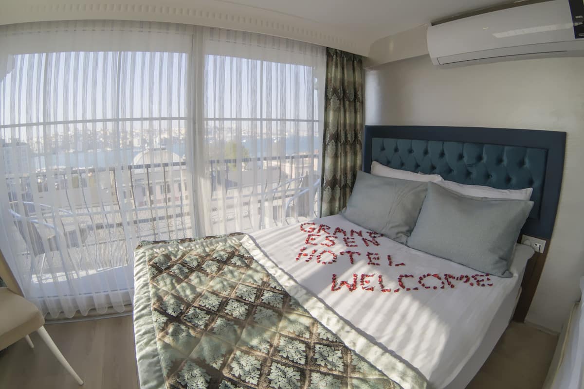 Deluxe kamer, 1 twee- of 2 eenpersoonsbedden, meerdere slaapkamers, bubbelbad, uitzicht op zee | Een minibar met enkele gratis items, een kluis op de kamer, een bureau