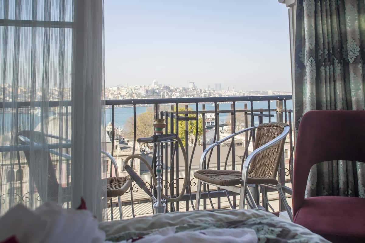 Deluxe kamer, 1 tweepersoonsbed, uitzicht op zee, op het water | Een minibar met enkele gratis items, een kluis op de kamer, een bureau