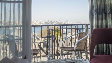 Deluxe-Zimmer, 1 Doppelbett, Meerblick, auf dem Wassser | Minibar (mit einigen kostenlosen Artikeln), Zimmersafe, Schreibtisch