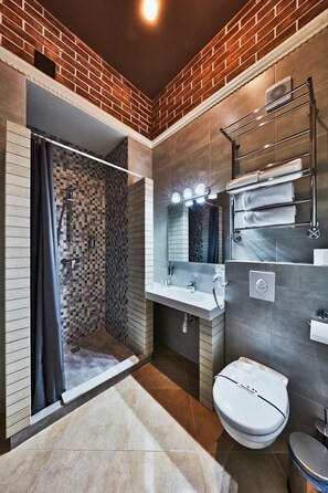 Apartment (Provence #15) | Bathroom | Shower, free toiletries, hair dryer, slippers - Shato Luxe Hotel (Odesa)