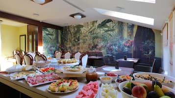 Se ofrece un desayuno continental (200 UAH por persona)