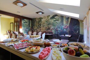 Se ofrece un desayuno continental (200 UAH por persona)