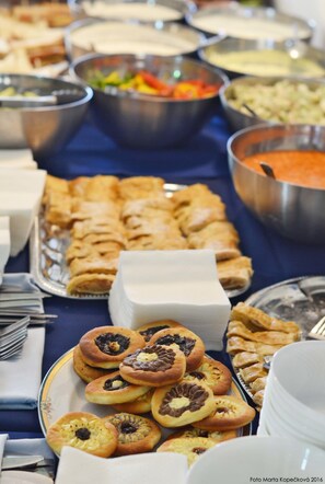 A buffet table with various food items including pastries, salads, and other dishes. - Penzion Černická obora (Sudomerice u Bechyne)