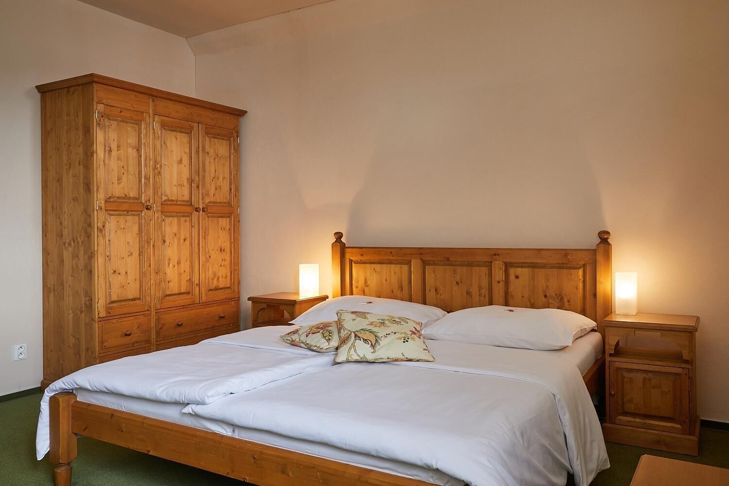 Escritorio, cortinas blackout y tabla de planchar con plancha 