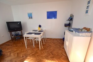 Apartamento, 1 quarto | Sala de estar | TV